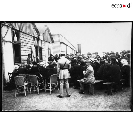 Ministre de l'aéronautique Laurent-Eynac (à droite du haut-parleur en chapeau melon) - Villacoublay. [légende d'origine]<br>