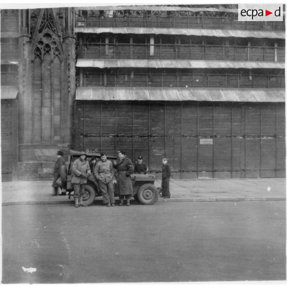 A Strasbourg et au bord du Rhin. [légende d'origine]