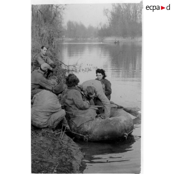 A Strasbourg et au bord du Rhin. [légende d'origine]