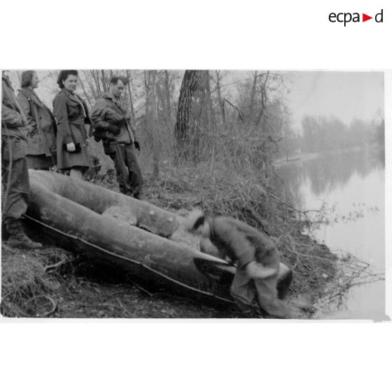 A Strasbourg et au bord du Rhin. [légende d'origine]