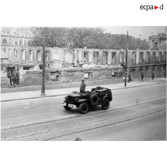 Stuttgart : prise de la ville et défilé. [légende d'origine]