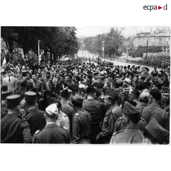 Stuttgart : prise de la ville et défilé. [légende d'origine]