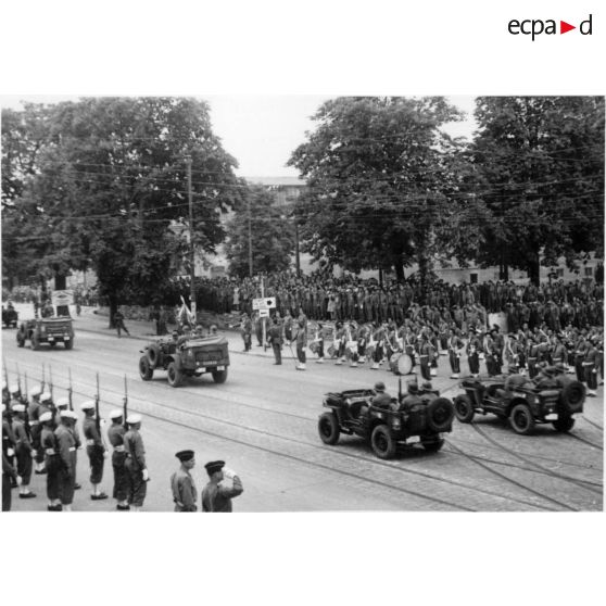 Stuttgart : prise de la ville et défilé. [légende d'origine]