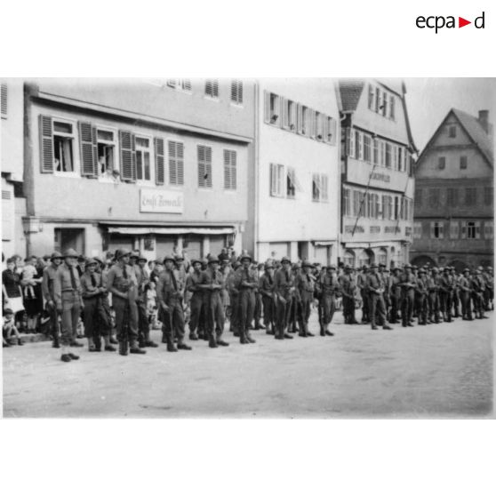 Prise d'armes et défilé à Leonberg. [légende d'origine]