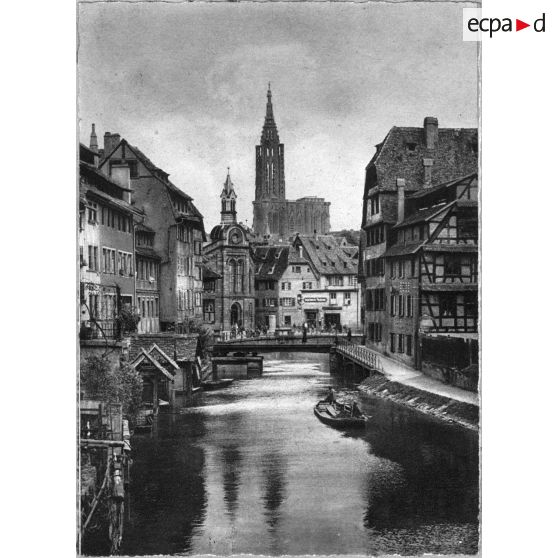 [Strasbourg. Le quartier de la Petite France et la cathédrale Notre-Dame. Sans date.]