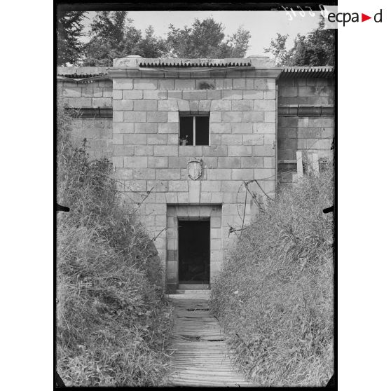 Nampcel&#x20;&#x28;Oise&#x29;.&#x20;Entr&#xE9;e&#x20;principale&#x20;des&#x20;pavillons&#x20;des&#x20;officiers&#x20;allemands.&#x20;&#x5B;l&#xE9;gende&#x20;d&#x27;origine&#x5D;