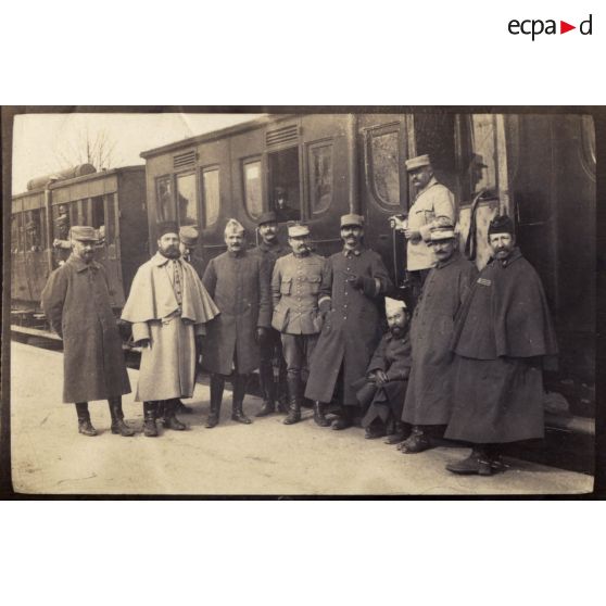[Débarquement en France le 23/08/1914 Voyage en train du 4e Régiment de marche de chasseurs d'Afrique (Les officiers)].