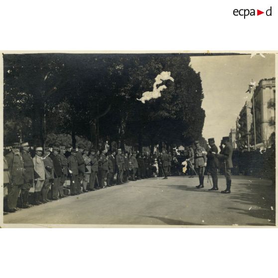 [Remise de décorations à Tunis en 1922, ltn Foucaud en uniforme clair].