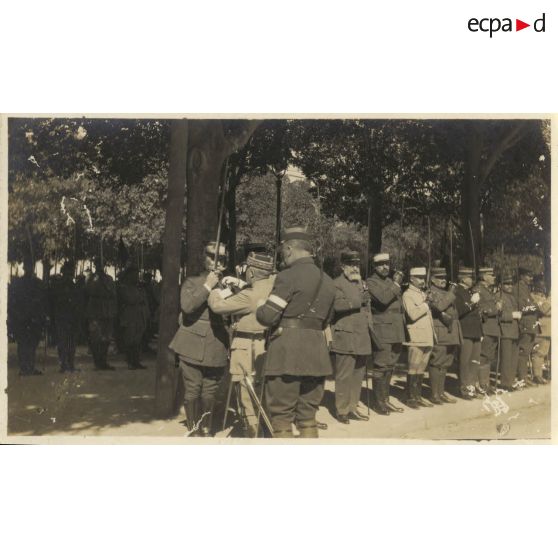 [Remise de décorations à Tunis en 1922, ltn Foucaud en uniforme clair].