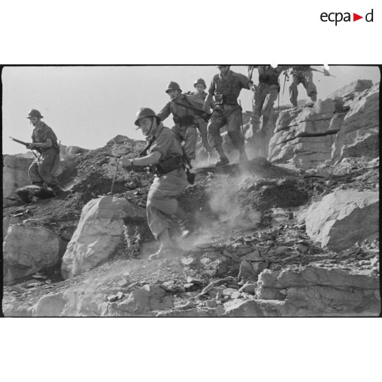 Unité de jeunes engagés militaires à l'entrainement, dans une zone monagneuse.
