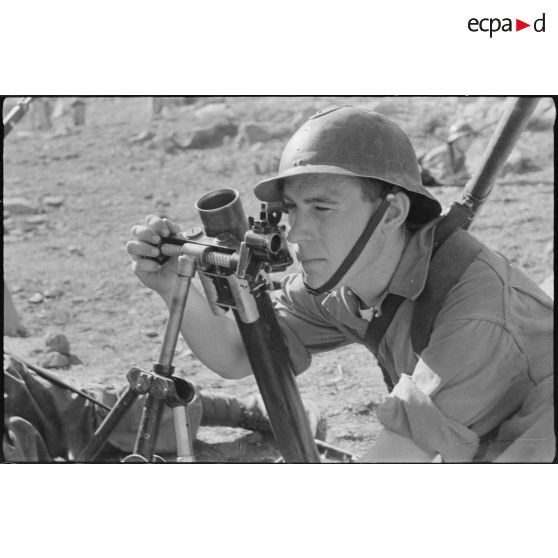 Portrait d'un jeune engagé militaire qui s'entraîne au tir avec un mortier.