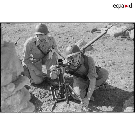 Portrait de deux jeunes engagés militaires s'entraînent au tir avec un mortier.