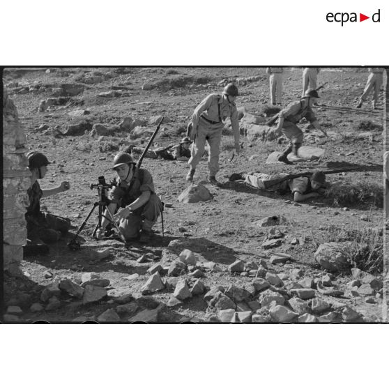 Des jeunes engagés militaires s'entrainent au tir avec un mortier et pratiquent des activités militaires en montagne.