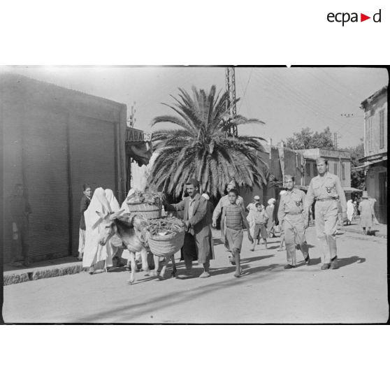 Des personnalités militaires marchent dans les rues de Tlemcen.