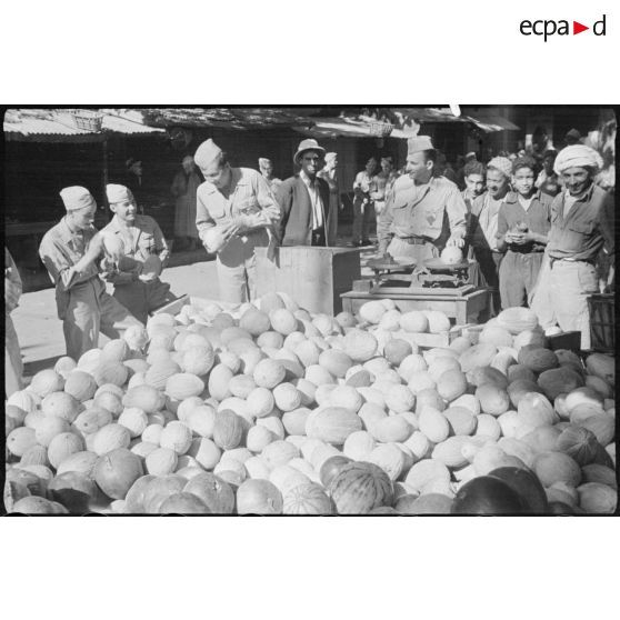 Des jeunes engagés militaires au marché de Tlemcen.