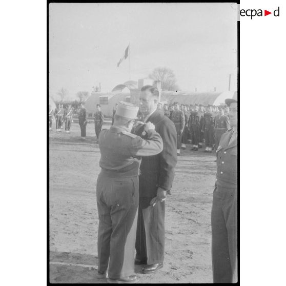 Remise de médailles militaires par un colonel en Algérie.