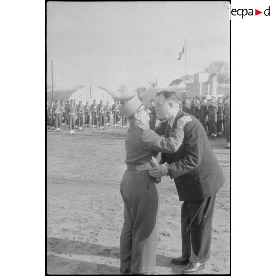 Remise de décoration par un colonel en Algérie.