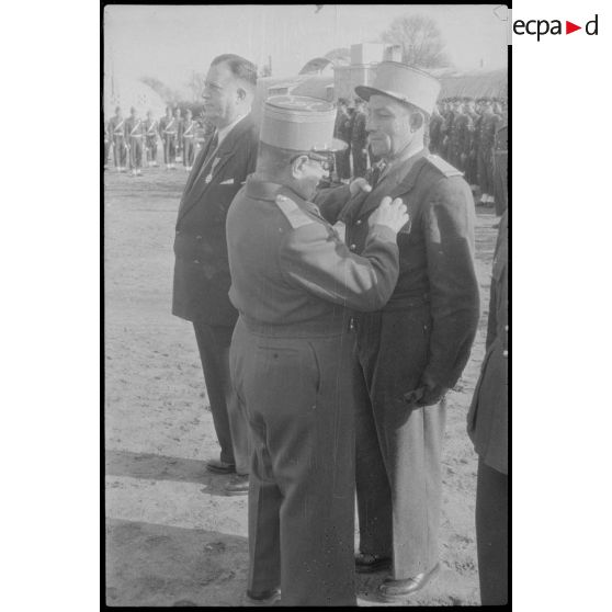 Remise de décoration par un colonel en Algérie.