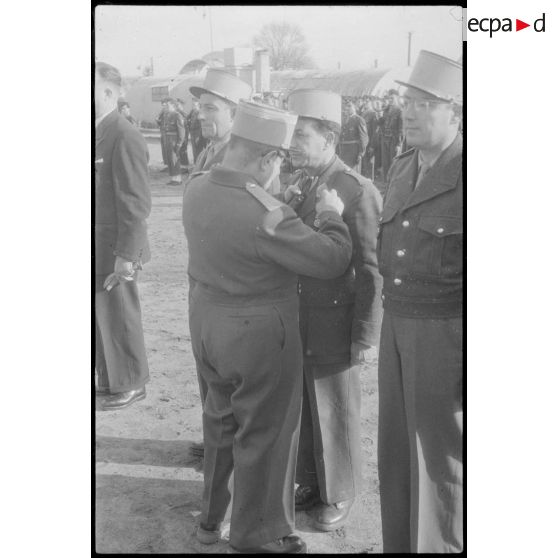 Remise de décoration par un colonel en Algérie.