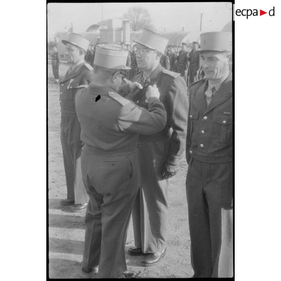 Remise de décoration par un colonel en Algérie.