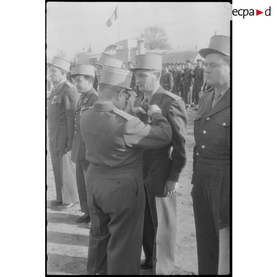 Remise de décoration par un colonel en Algérie.