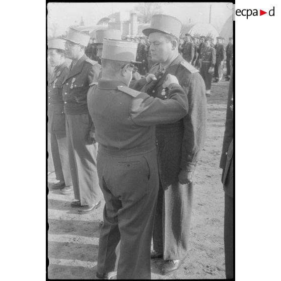 Remise de décoration par un colonel en Algérie.
