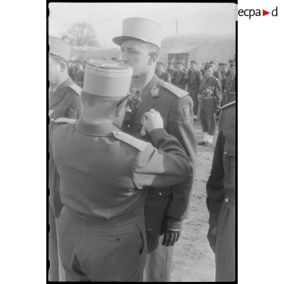 Remise de décoration par un colonel en Algérie.