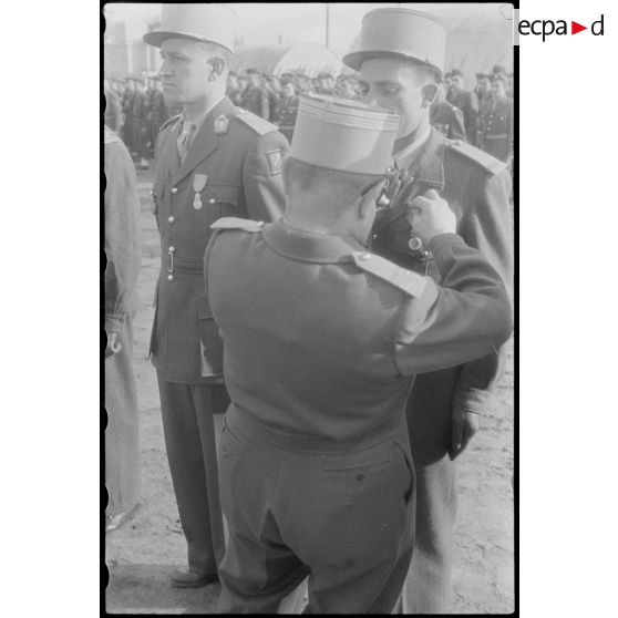 Remise de décoration par un colonel en Algérie.