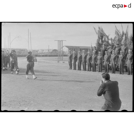 Prise d'armes dans un cantonnement en Algérie à l'occasion d'une remise de décorations.