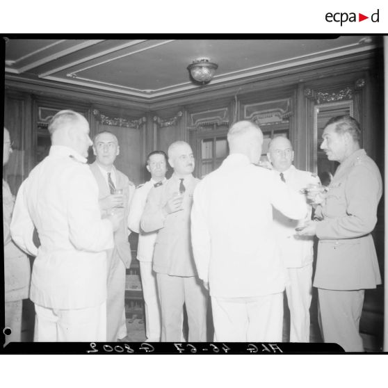 Le général de corps d'armée Henry Martin s'entretient avec des autorités civiles et militaires.