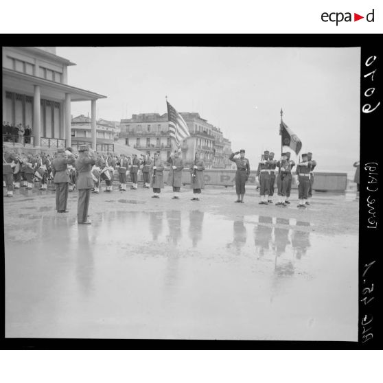 Prise d'armes franco-américaine sur le Forum d'Alger.
