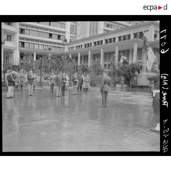 Prise d'armes franco-américaine sur le Forum d'Alger : lecture de l'ordre du jour avant remise de décoration.