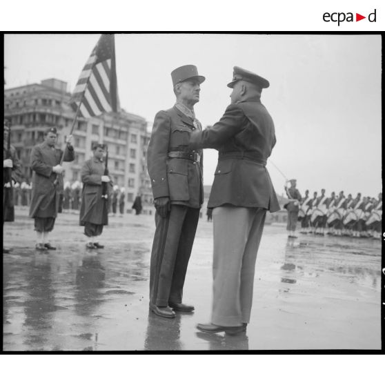 Au cours d'une prise d'armes franco-américaine sur le Forum d'Alger, un général de brigade est décoré par un général américain de la croix de commandeur de l'ordre de la Legion of merit.
