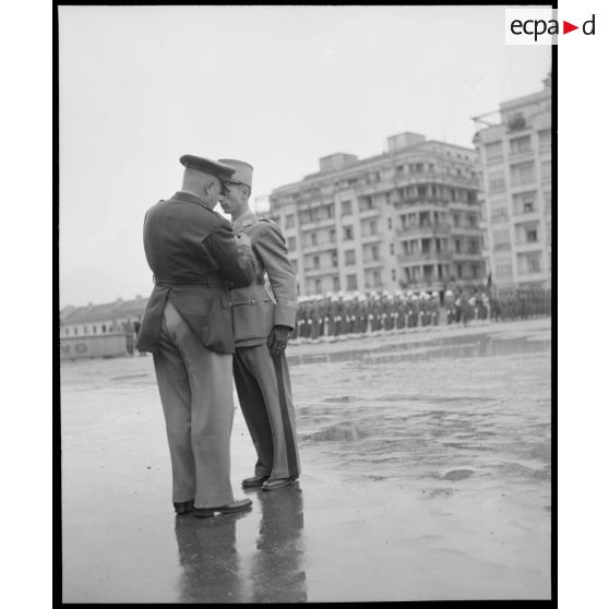 Au cours d'une prise d'armes franco-américaine sur le Forum d'Alger, un capitaine est décoré par un général américain.