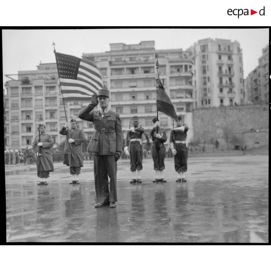 Au cours d'une prise d'armes franco-américaine sur le Forum d'Alger, un général de brigade, décoré de la croix de commandeur de l'ordre de la Legion of merit, salue.