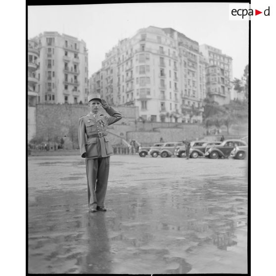 Au cours d'une prise d'armes franco-américaine sur le Forum d'Alger, un capitaine décoré salue.