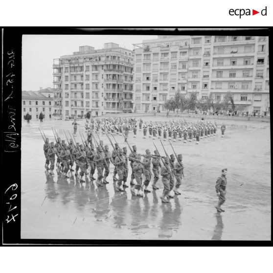 Défilé d'un détachement de tirailleurs sénégalais à l'issue d'une prise d'armes franco-américaine sur le Forum d'Alger.