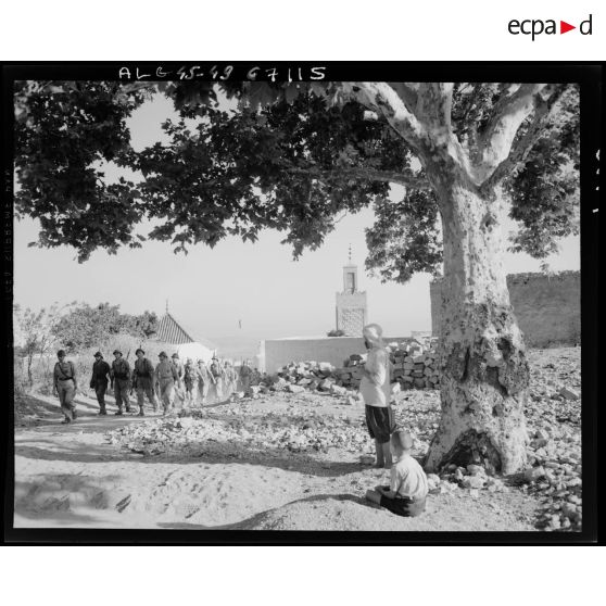 Défilé d'une unité de l'armée de Terre sous le regard de la population civile.