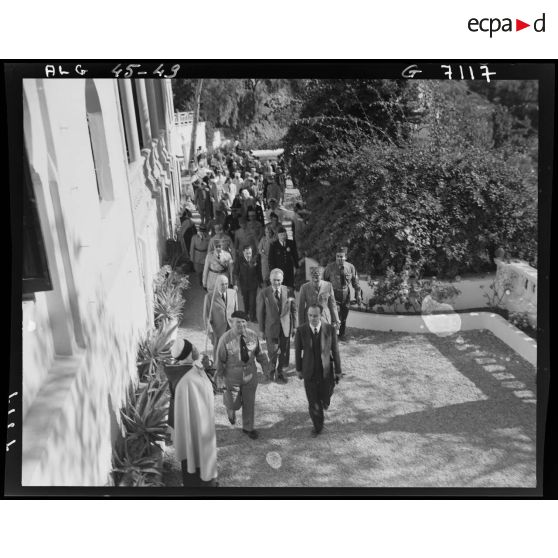 Arrivée des autorités militaires et civiles pour l'inauguration de la maison du blessé de guerre musulman.