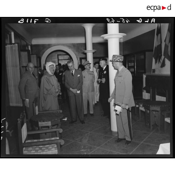 Le gouverneur général de l'Algérie Yves Chataigneau s'entretient avec le général de brigade Jean Breuillac et une autorité locale, à l'intérieur de la maison du blessé de guerre musulman.