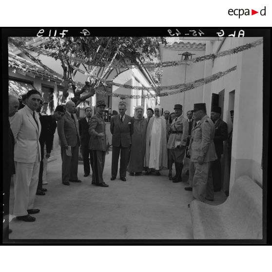 Inauguration de la maison du blessé de guerre musulman en présence du gouverneur général de l'Algérie Yves Chataigneau, du général de brigade Jean Breuillac, d'autorités civiles et militaires.