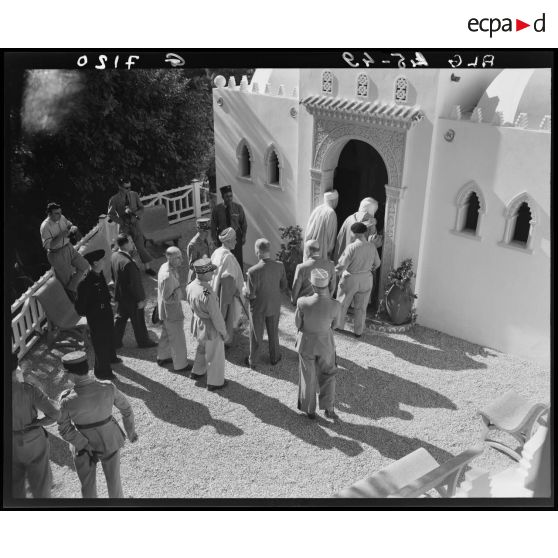 Vue en plongée des autorités civiles et militaires réunies pour l'inauguration de la maison du blessé de guerre musulman.