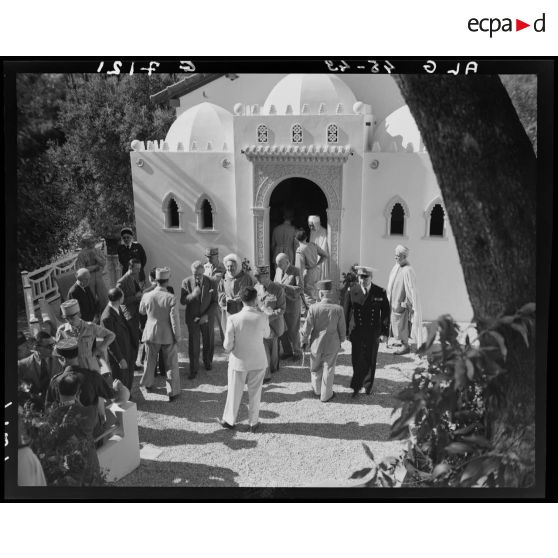 Vue en plongée des autorités civiles et militaires réunies pour l'inauguration de la maison du blessé de guerre musulman.