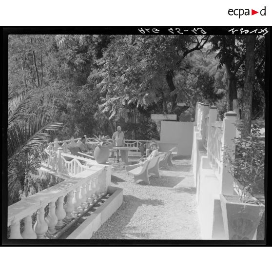 Vue d'une cour extérieure occupée par des patients de la maison du blessé de guerre musulman.