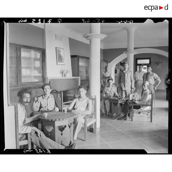 Vue intérieure d'une pièce commune occupée par des patients de la maison du blessé de guerre musulman.