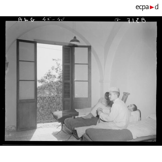 Vue d'une chambrée occupée par des patients de la maison du blessé de guerre musulman.