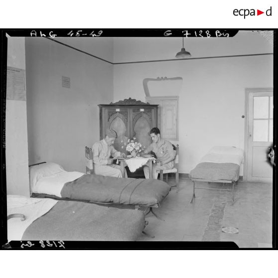 Vue d'une chambrée occupée par deux patients de la maison du blessé de guerre musulman.