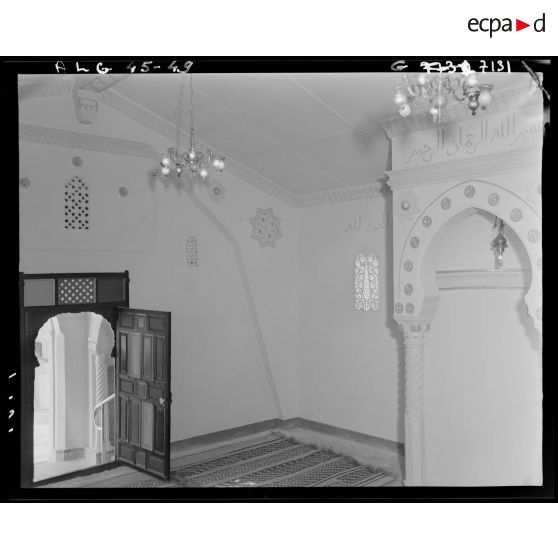 Vue intérieure d'une salle commune de la maison du blessé de guerre musulman.