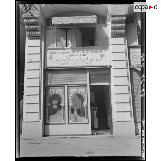 Vue extérieure en contre-plongée de l'entrée de l'annexe de la maison du blessé de guerre musulman.