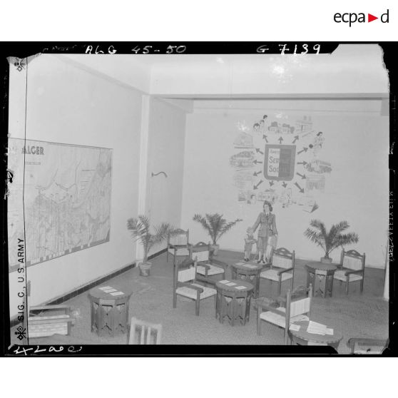 Vue intérieure d'une salle commune du centre d'information et service social d'Alger.